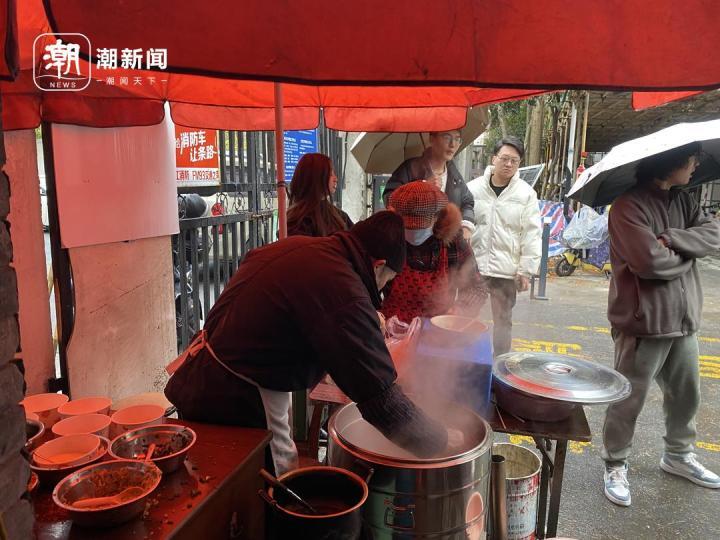 明博体育：第一观察地方特色小吃畅销调味料独占未来小餐饮标准调味风口